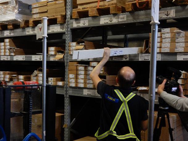Tournage de l’épisode de Matthieu à Ikea à son poste d’employé logistique pour la saison 3 avec l’équipe de réalisation de la Tête de l’emploi